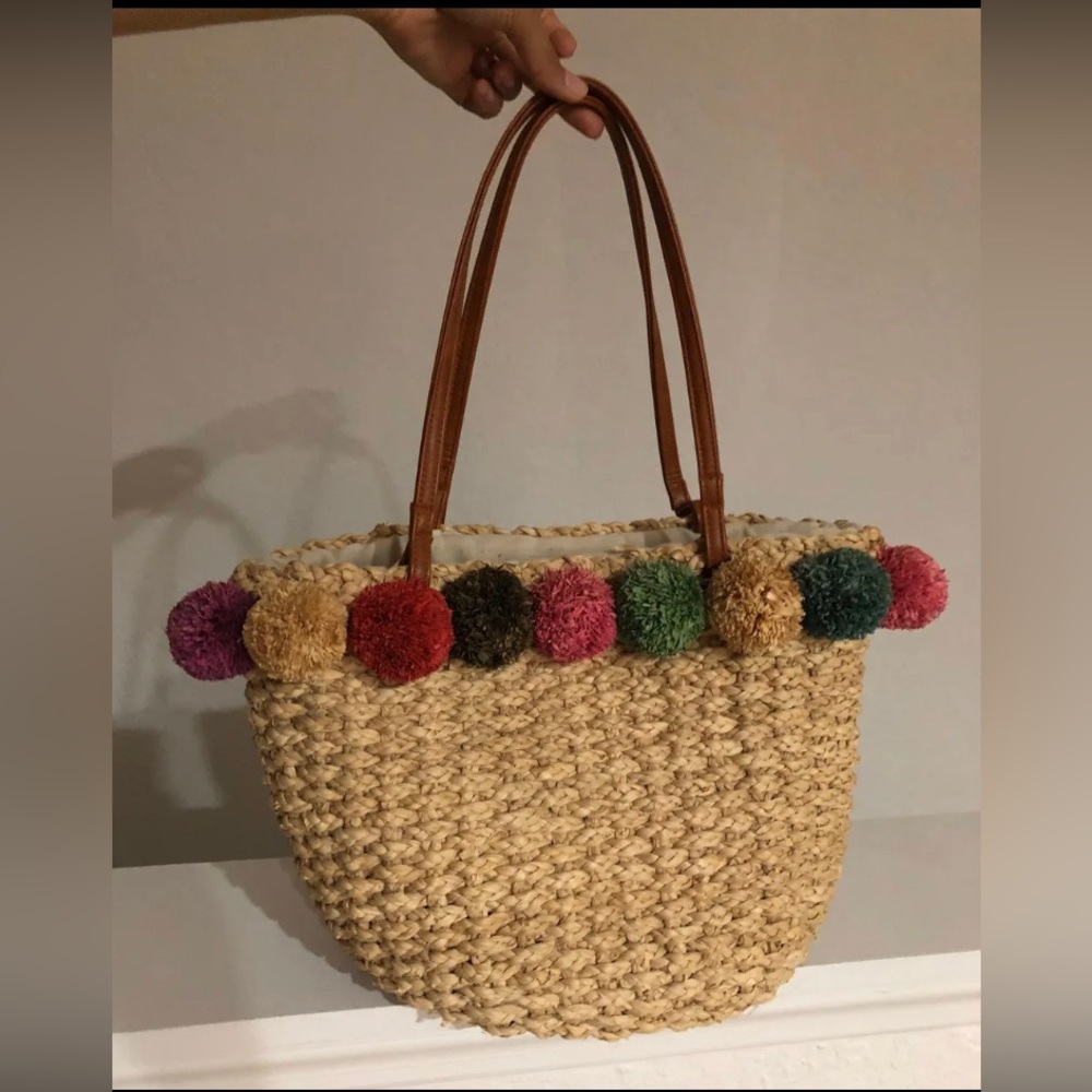 Straw beach tote with pompoms